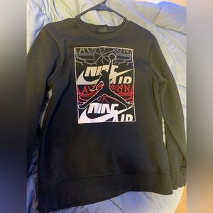 nike air jordan crewneck youth xl (small in women’s)
